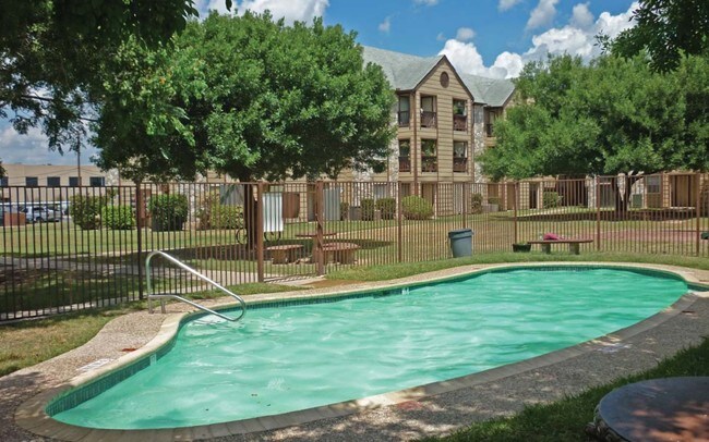 Villa de Oro Apartments