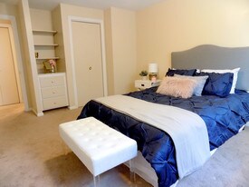 Colonial Townhouse Apartments