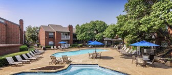 Colonial Village at Grapevine Apartments