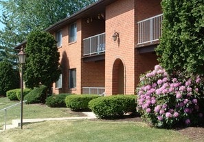 Twin Lakes Manor Apartments