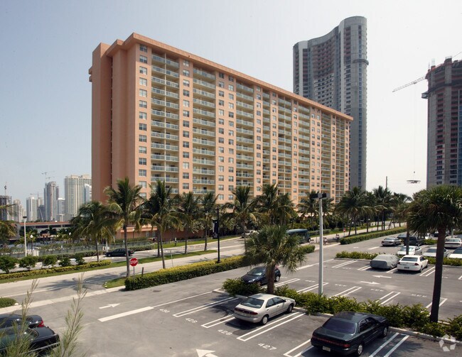 Marina del Mar Apartments