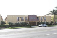 Roscoe Villa apartments Apartments