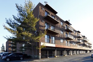 Carlyle House Apartments