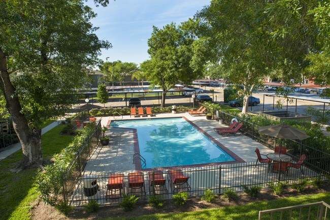 The Heights at 2121 Apartments