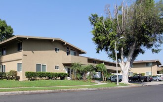 Park Del Amo Apartments in Lakewood, CA