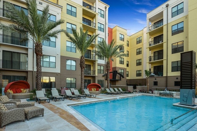 5 Thousand Town Apartments