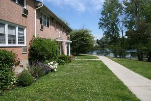 Crestwood Lake Apartments