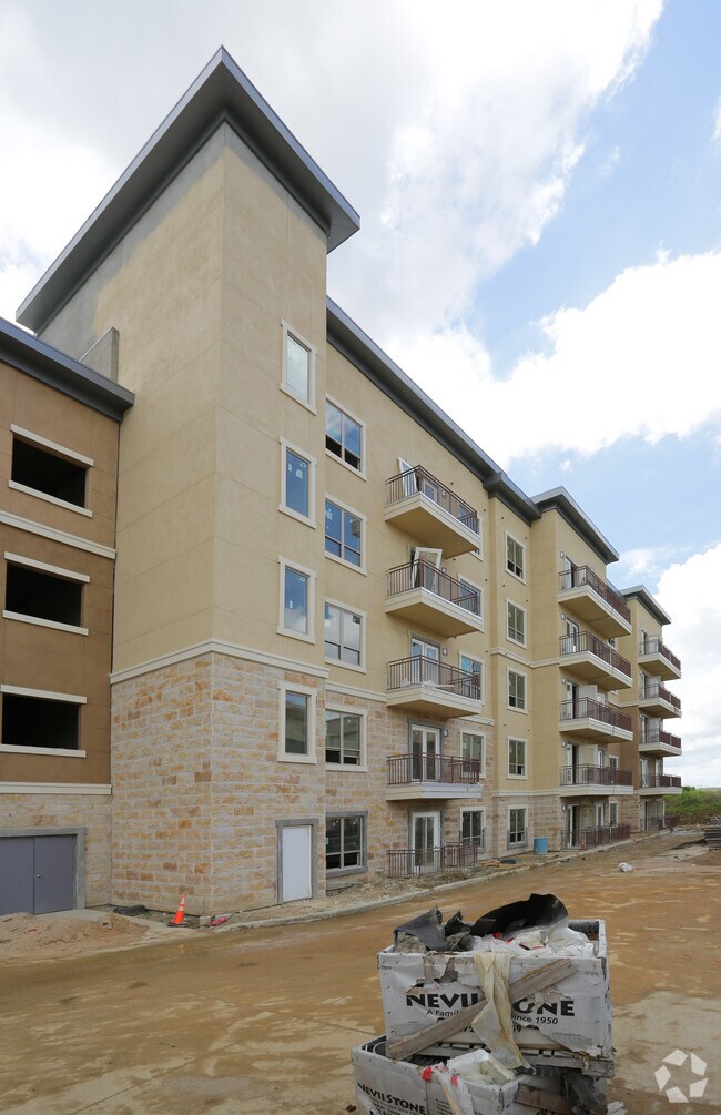 Fountain Pointe Las Colinas Apartments