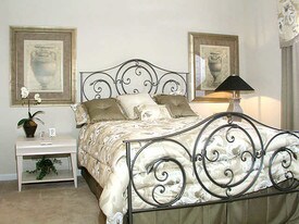 Lakeside Villas Apartments