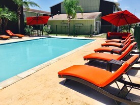 El Bosque Apartments