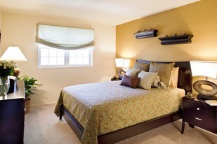 Colonial Square Apartments