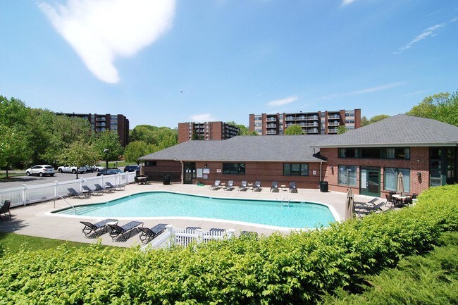 Broadmoor Apartments