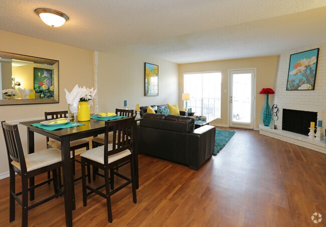 Courtyards on Glenview Apartments