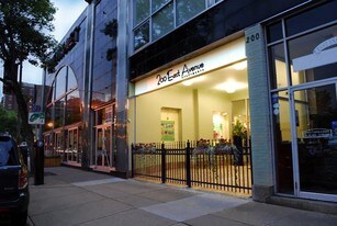200 East Avenue Apartamentos
