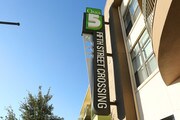 Oaks 5th Street Crossing at City Station Apartments