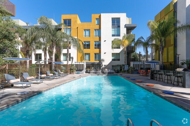 Rubix Hollywood Apartments