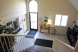 Furnished Studio – Columbus - East
