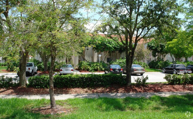 Country Club Lakes Apartments