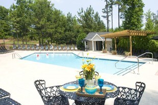 Crowne at James Landing Apartments