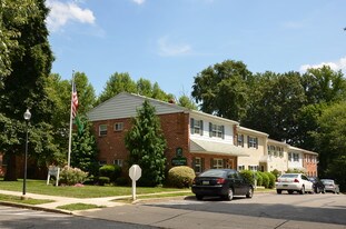 Rolling Glen Townhomes and Apartamentos