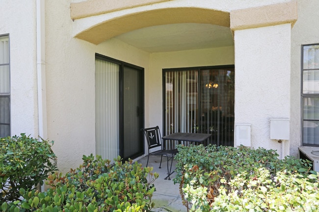 Laguna Serrano Apartments