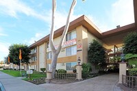 The Pointe at College Place Apartments