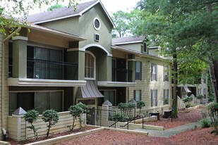 The Columns at Akers Mill Apartments
