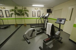 Furnished Studio – Macon - North Apartments