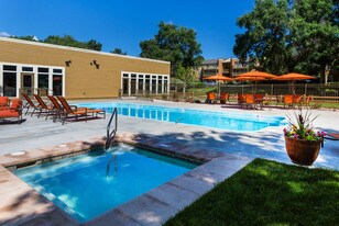 Village At Woodland Hills Apartamentos