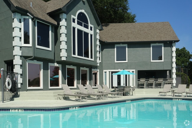 The Breakers on the Lake Apartments
