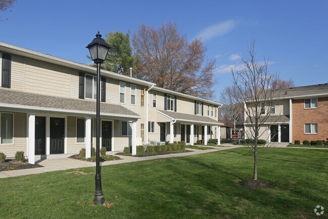 Fairfield Courtyard At Coram Apartments