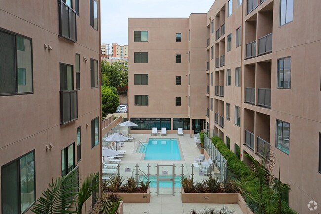 Wilshire Valencia Apartments