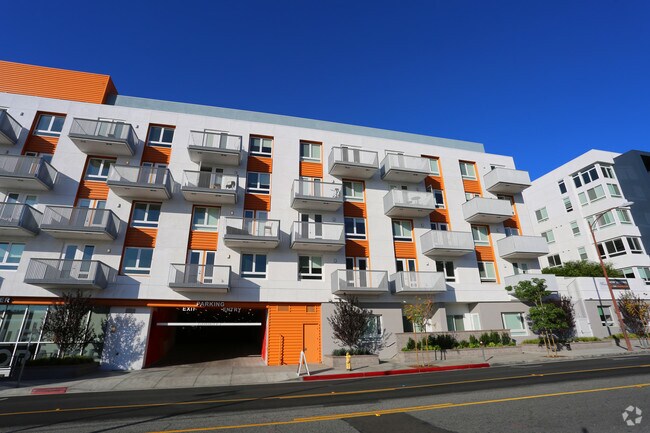 AMLI Lex on Orange Apartments