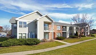 Fountain Square of New Berlin Apartments