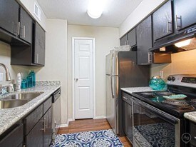 La Maison at Lake Cove Apartments