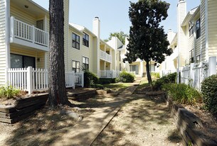 Poplar Place Townhomes Apartments
