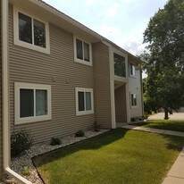1302 Sunnyridge Rd Pewaukee WI Apartments