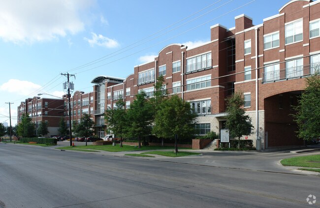 5225 Maple Avenue Apartments