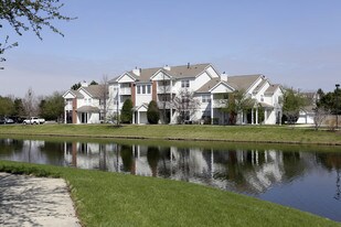 AMLI at Naperville Apartments