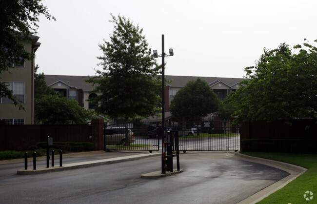 Lincoln Villas on Memorial Apartments