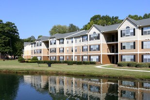 880 Lakeside Apartments