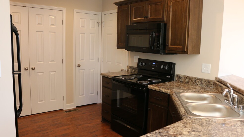 Creekwood Village Townhomes and Apartments Rentals Bowling Green, KY