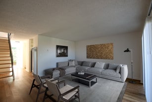 Villas at Harbor Pointe Apartments