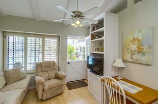 17000 Rancho Bernardo Rd Apartamentos