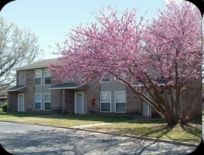 Building Photo - Maple Manor Apartments in Fayetteville, Arkansas