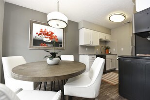 The Monarch Apartamentos