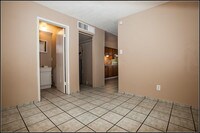 Building Photo - Highland Villa Apartments in Phoenix, Arizona