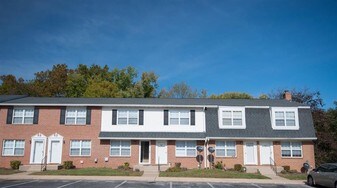 Falcon Crest Townhomes and Apartamentos