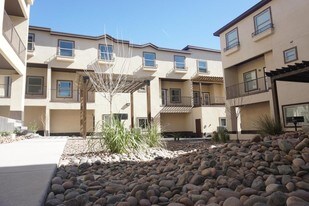 The Townhomes at 1400 Apartamentos