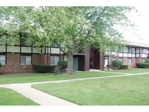 Building Photo - Tudor Crest Apartments in Kenosha, Wisconsin